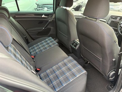 2015 Volkswagen Golf - Thumbnail
