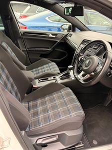 2016 Volkswagen Golf - Thumbnail